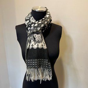 Black and white printed scarf
